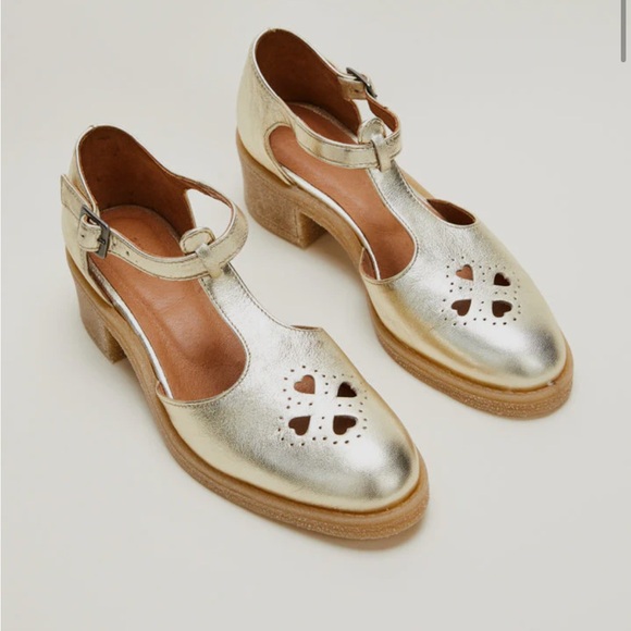 Classic French Shoe: Balzac Paris Light Gold Rosie Sandals - Picture 4 of 9